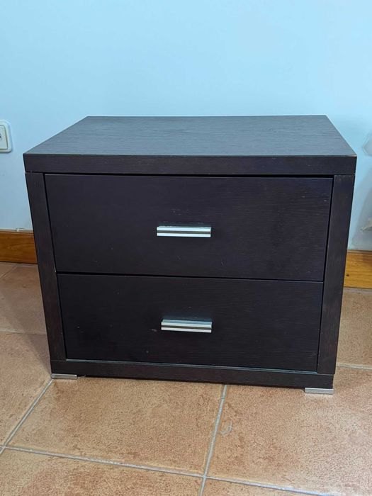 Mesa de Cabeceira Wengué com 2 Gavetas | 55x45x46 cm | Bom Estado