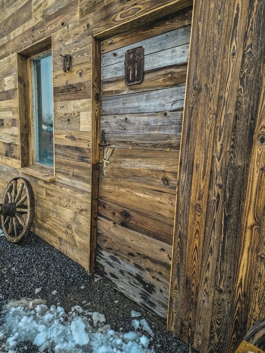 Stare deski naturalne drewno rustykalne ściany sufit belki meble