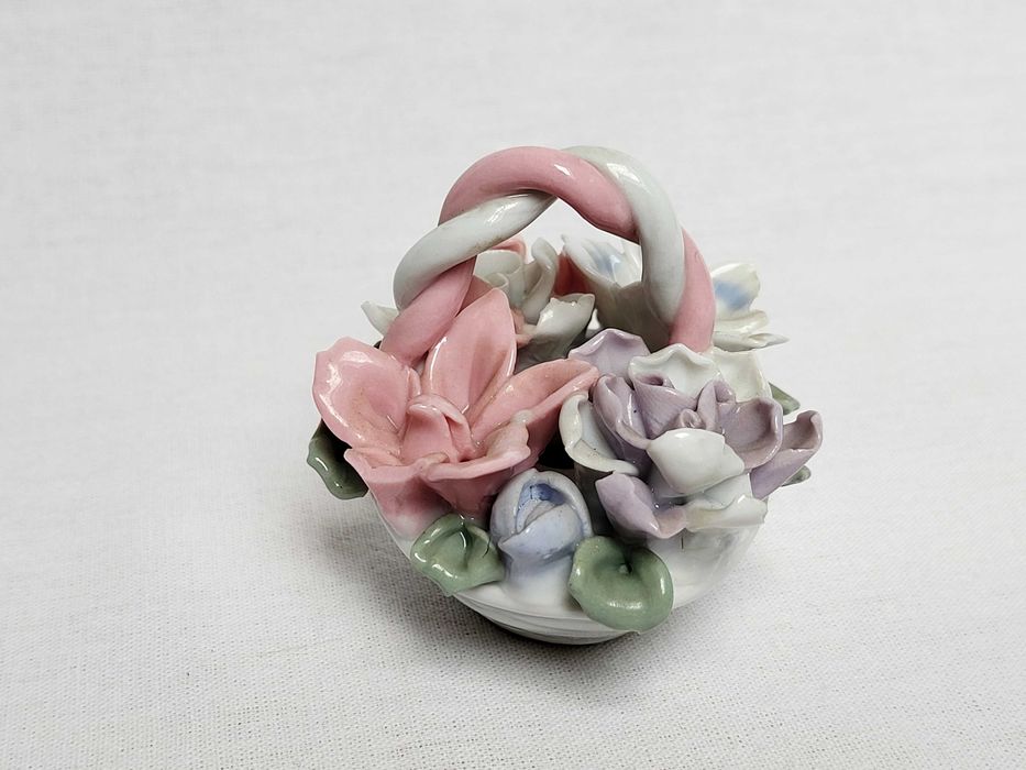 Koszyczek Porcelanowy z Kwiatami – Kompozycja Florystyczna