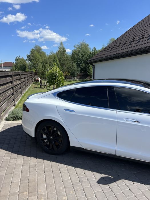 Tesla model s p 85