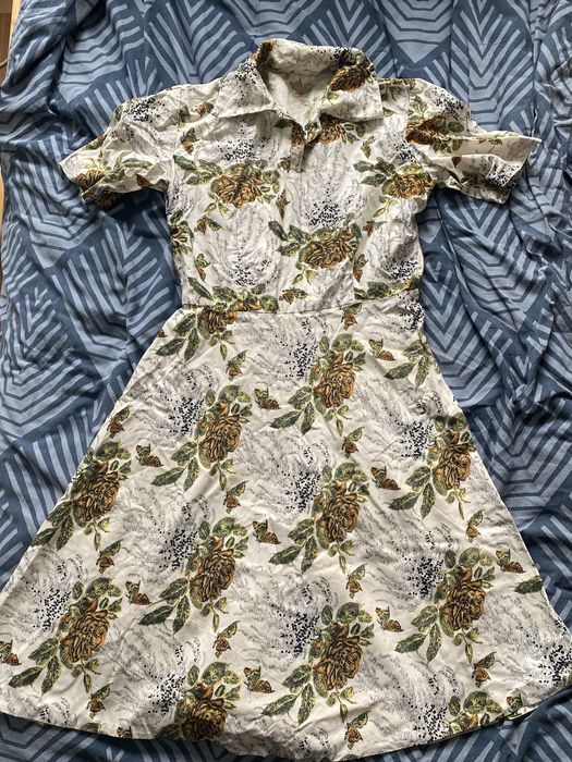 Sukienka w róże i motyle