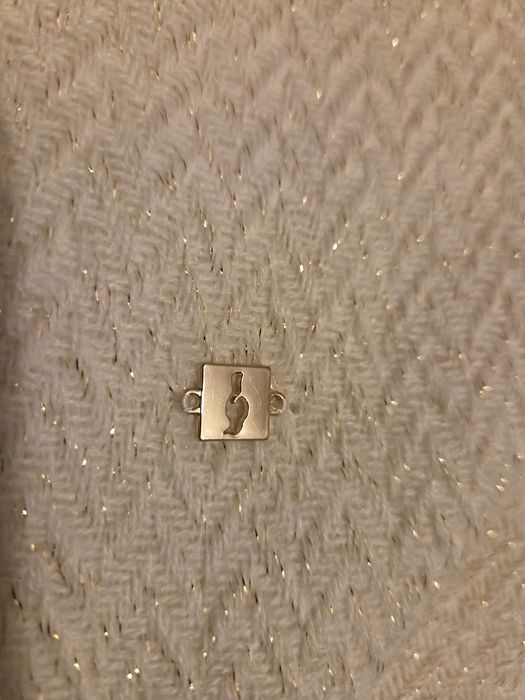 Kremowy szal ze złotą nitką