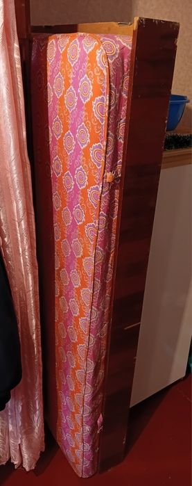 Продам кровать односпальную с матрасом