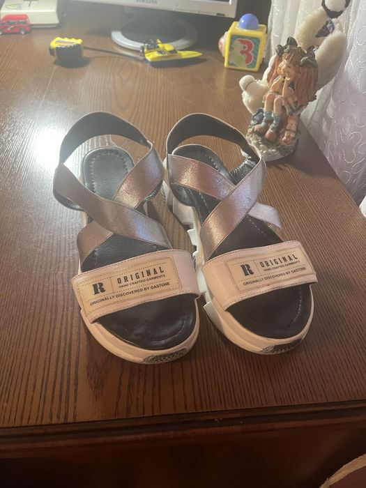 Босоніжки білі зручні