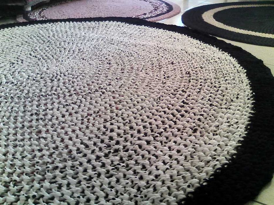 Linda CARPETE branca mármore com rebordo preto, em crochet (handmade)