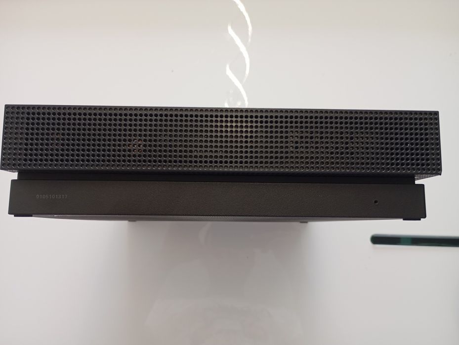 Xbox One X Project Scorpio 1TB c/comando e jogo