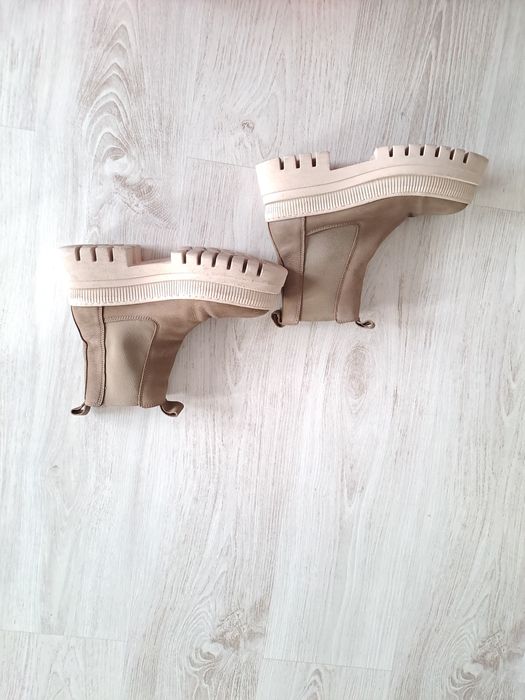 Skórzane beżowe botki damskie na grubej podeszwie  rozmiar 38