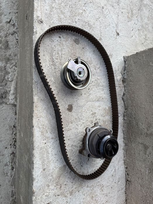 Ремінь грм, ролик та помпа Skoda Octavia tour 1,6 бензин