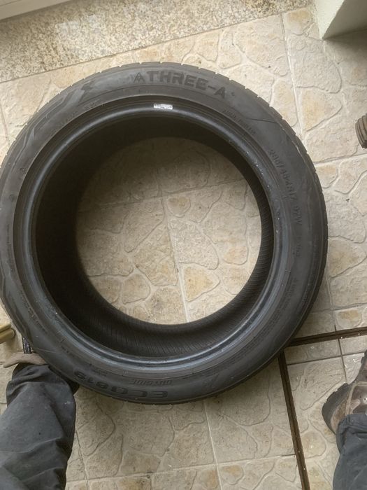 Pneu 235/45ZR17em excelente estado