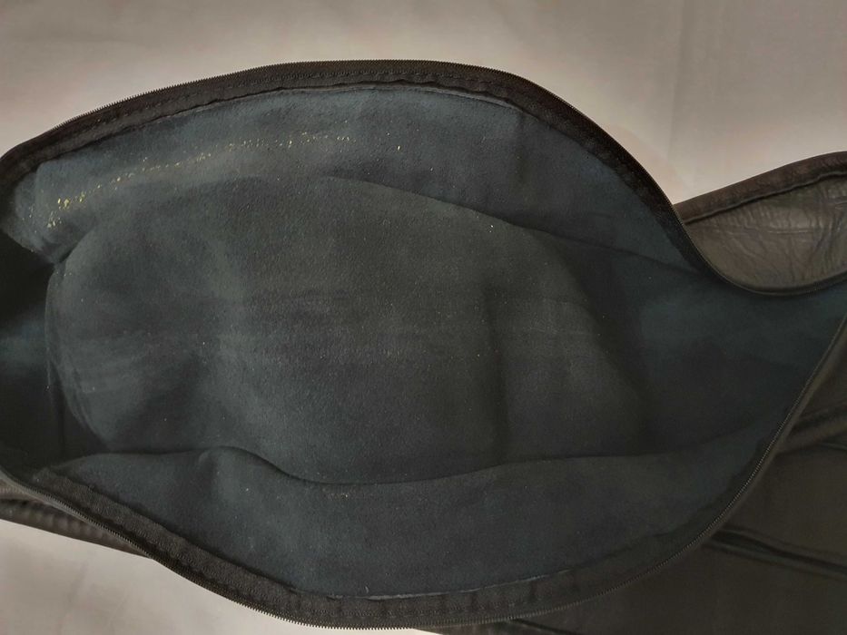 Чехол из натуральной кожи размером 75х15 см.