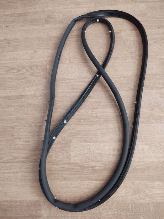 Ущільнювач передньої правової двері Опель Меріва Б.. 522426761.