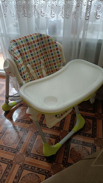 Продам стульчик для кормления Chicco Polly.