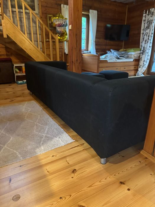 SOFA 4-5 os. nie rozkładana - czarne pokrycie wokoło