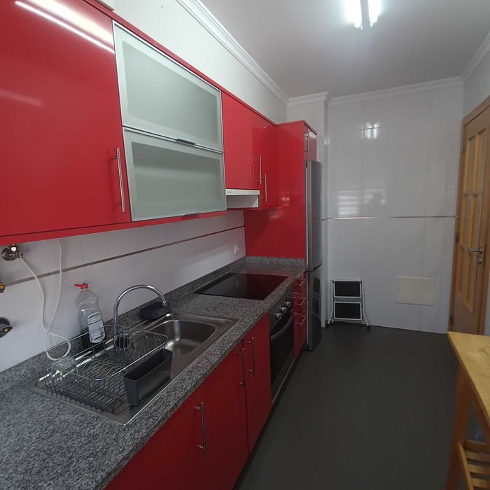 Apartamento T2 Mobilado com Piscina e Garagem em Condomínio