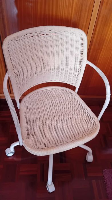 Cadeira Giratória IKEA STIGBYGEL com Braços – Bege/Branco