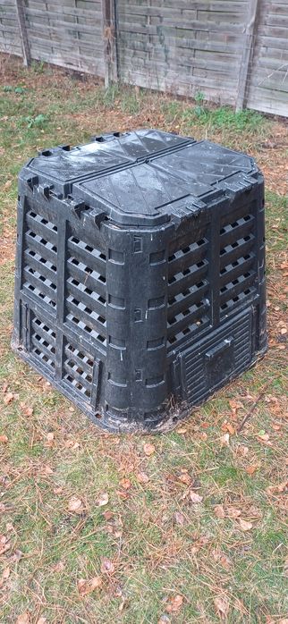 Kompostownik ogrodowy.