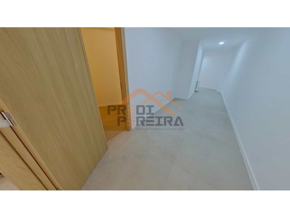 Apartamento T3 duplex remodelado, com box, situado em Casal de Cambra.