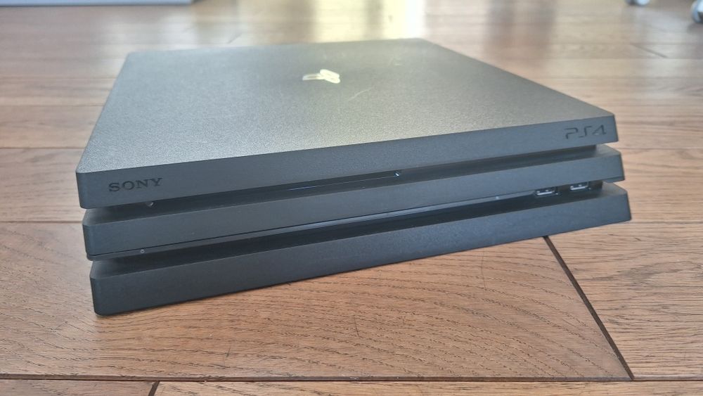 Ps 4 pro + 2 pady + 5 gier