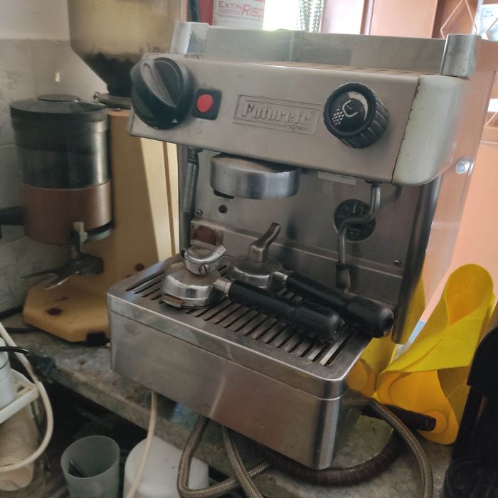 Conjunto máquina de café e moinho antigo