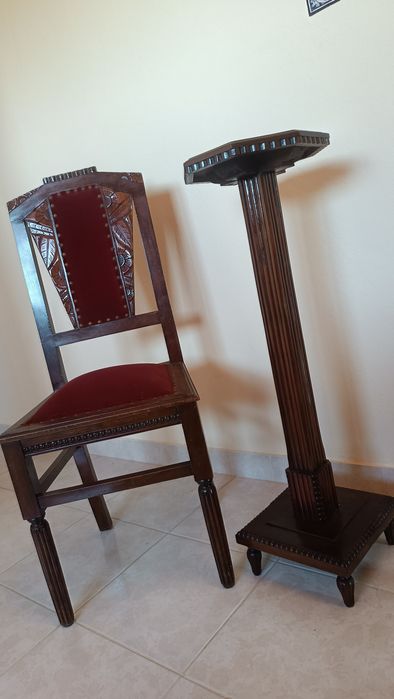 Conjunto de cadeiras e madeira antiga, com estofos em veludo