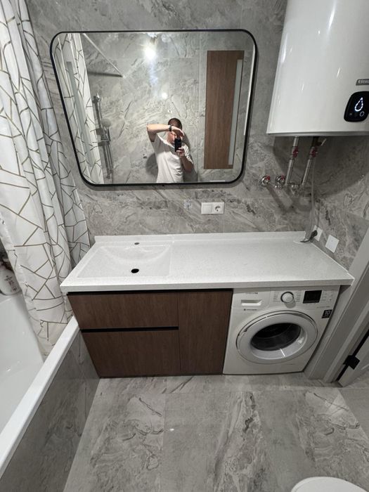 Стільниця у ванну кімнату з суцільнолитим умивальником водостійка