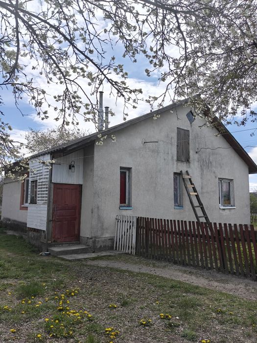 Продаж будинку в передмісті.