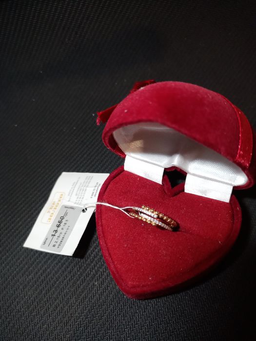 Розкішна каблучка.