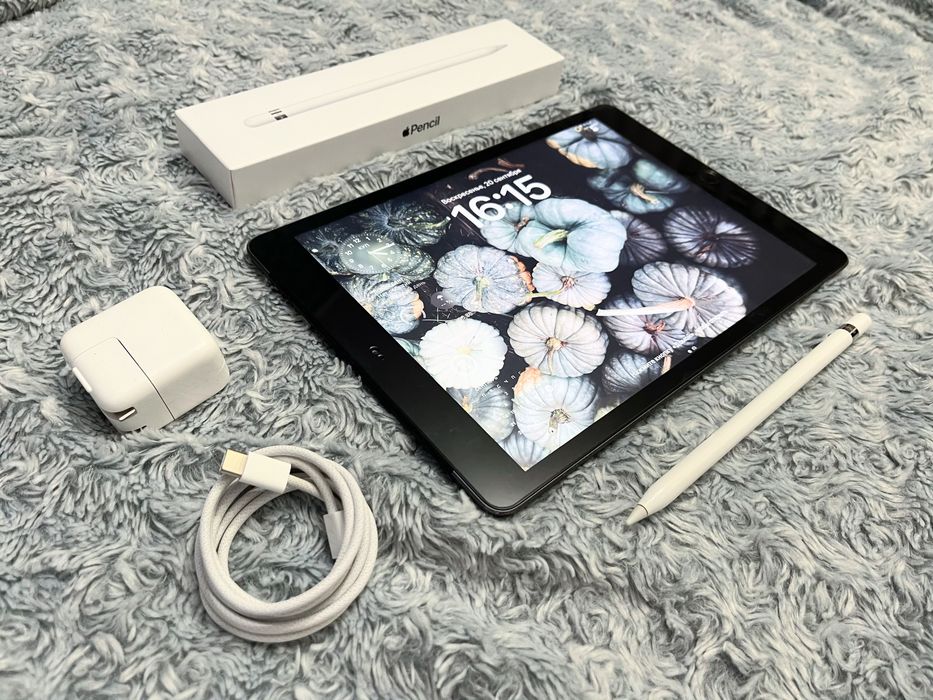 IPad 8 (32 gb) LTE, отличное состояние + стекло! A2428