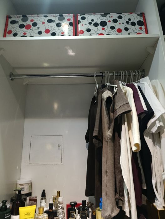 Sprzedam Garderobę wraz z drzwiami przesuwnymi.