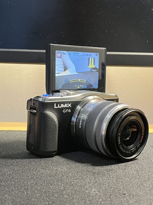 Lumix GF6+ obietyw 14-42 + pasek, bateria ,ładow. pudełko, stan BDB