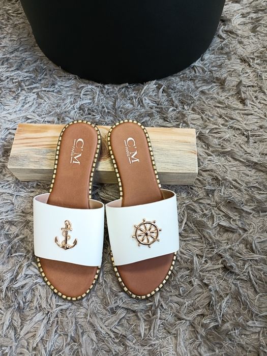 Białe skórzane klapki damskie R 40