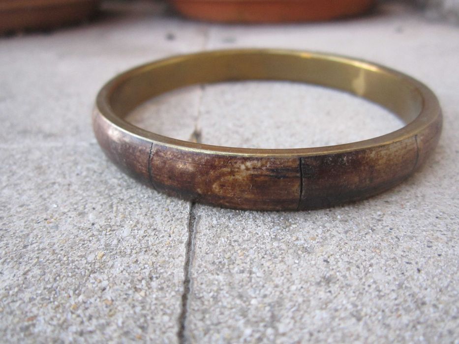 Pulseira rígida vintage, estrutura de latão dourado, incrustações de chifre ou osso castanho