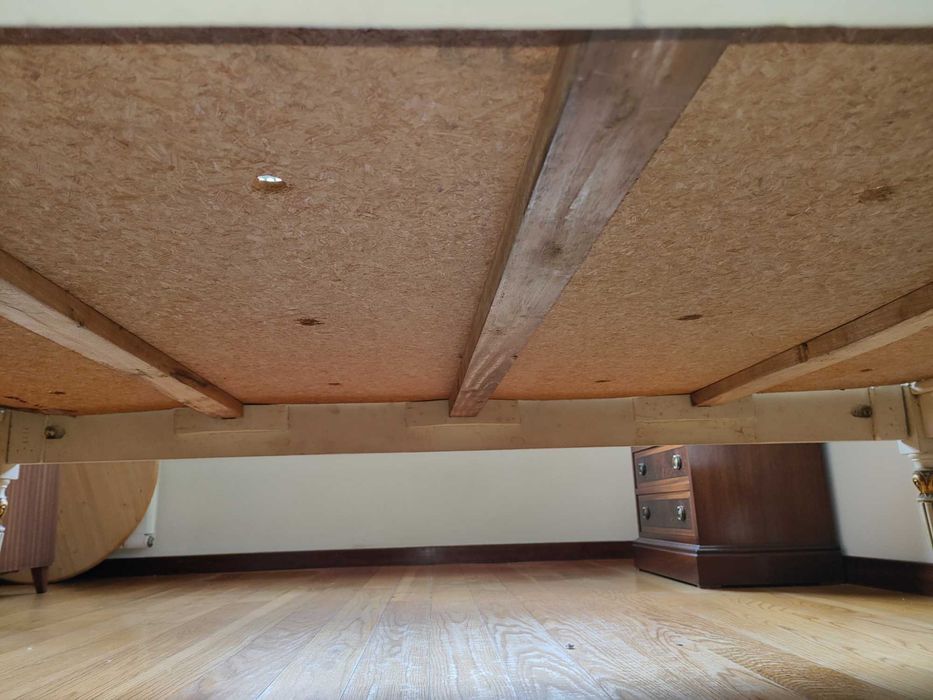 Cama single em madeira.