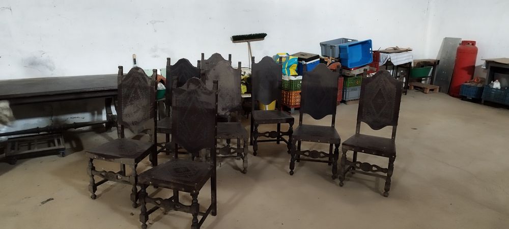 Mesa de madeira com 8 cadeiras