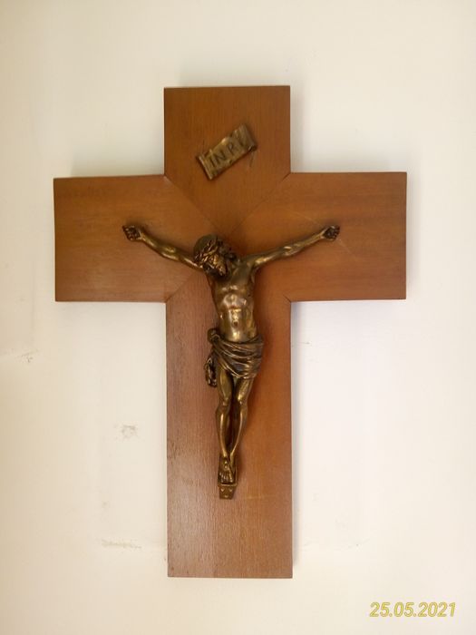 Estatueta e crucifixo