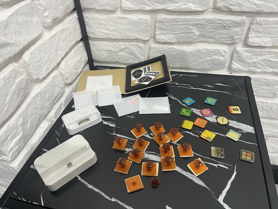 Zestaw szkło, Ozdobne pinezki, magnesy, ladowarki do telefonow