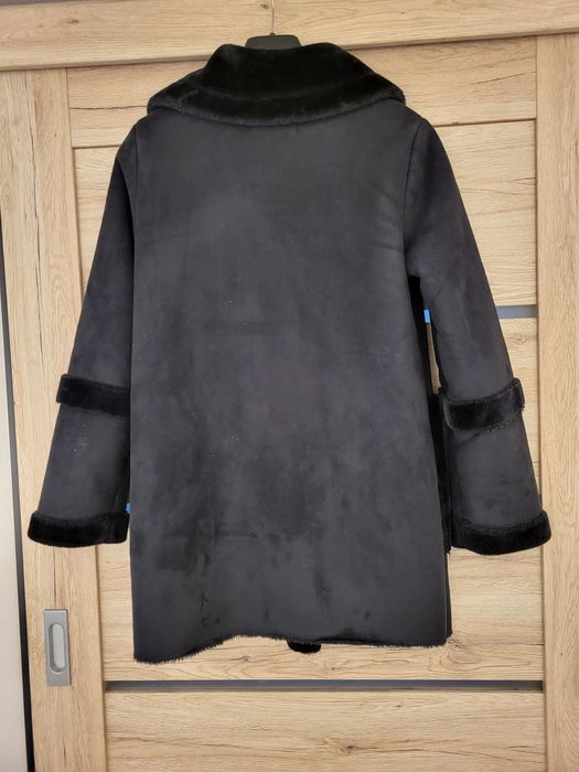 Czarny płaszcz z kożuchem