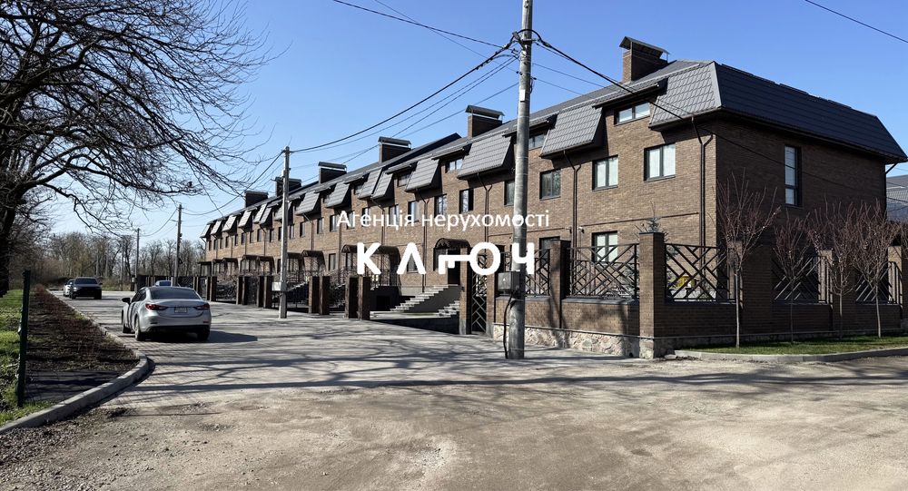 Продаж чудового таунхауса біля парку, перша лінія