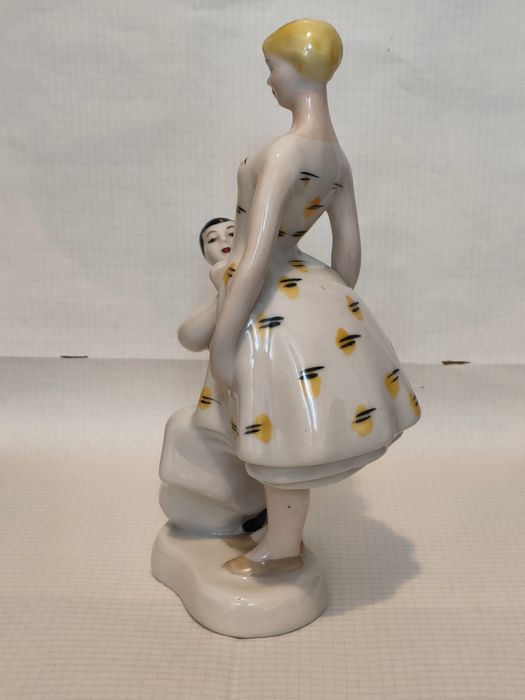 Статуэтка  примерка