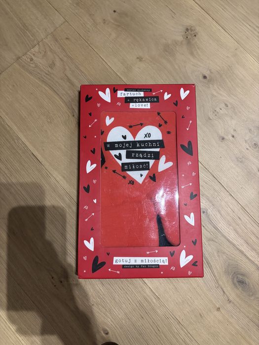 Fartuch z rękawica w mojej kuchi rządzi miłość pan dragon