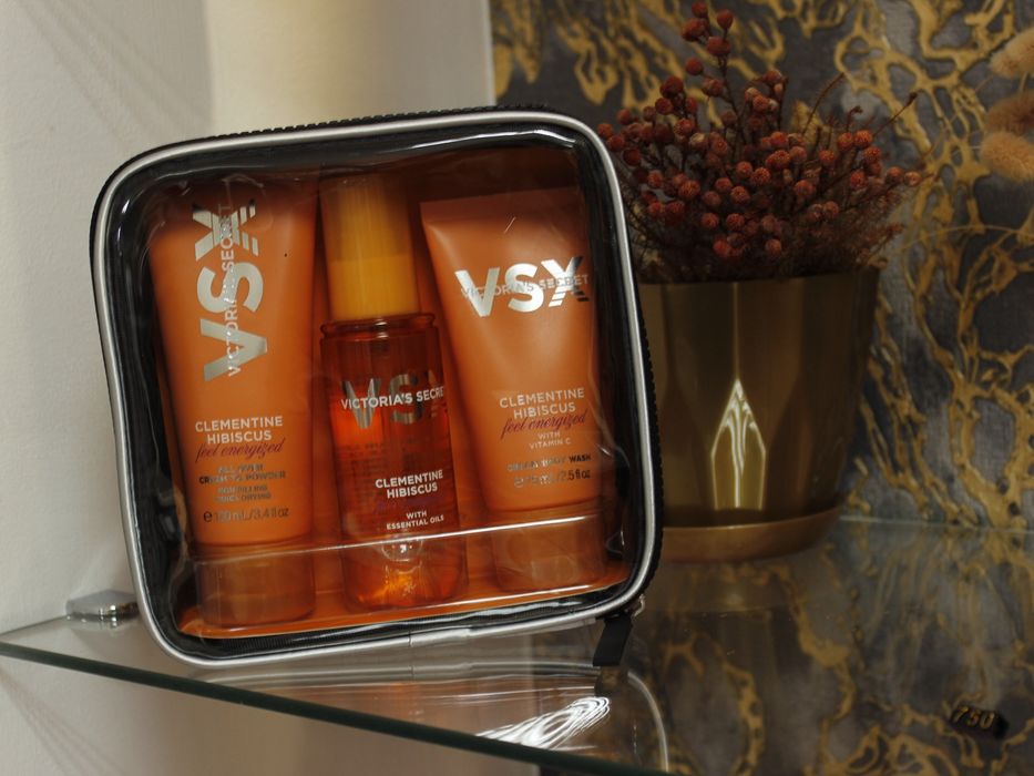 Victoria's Secret Clementine Hibiscus (VSX) - це набір для догляду за тілом у косметичці