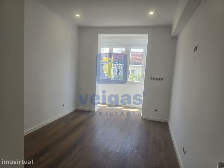 Fully Renovated T2+1 Apartment in Venteira, Amadora – Centrally Located