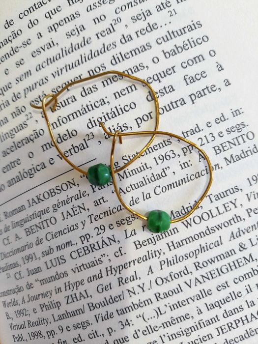 Argolas douradas latão com cristal verde