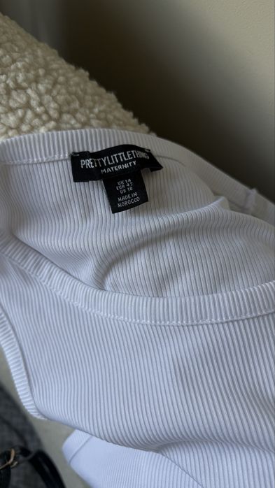 Біла майка в рубчик