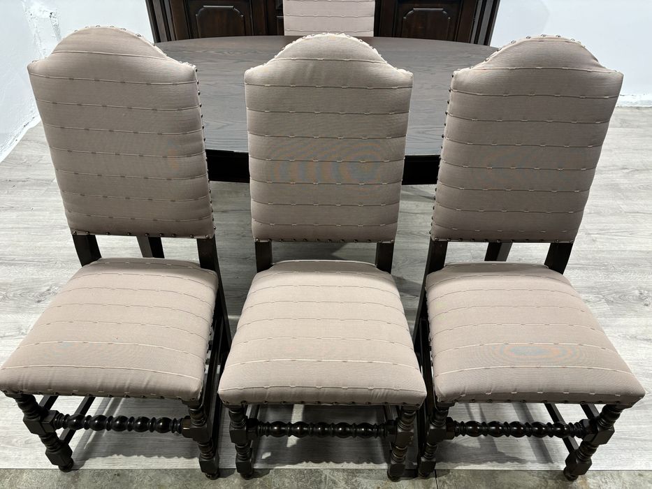 Stylowy ciemny komplet stołu z krzesłami