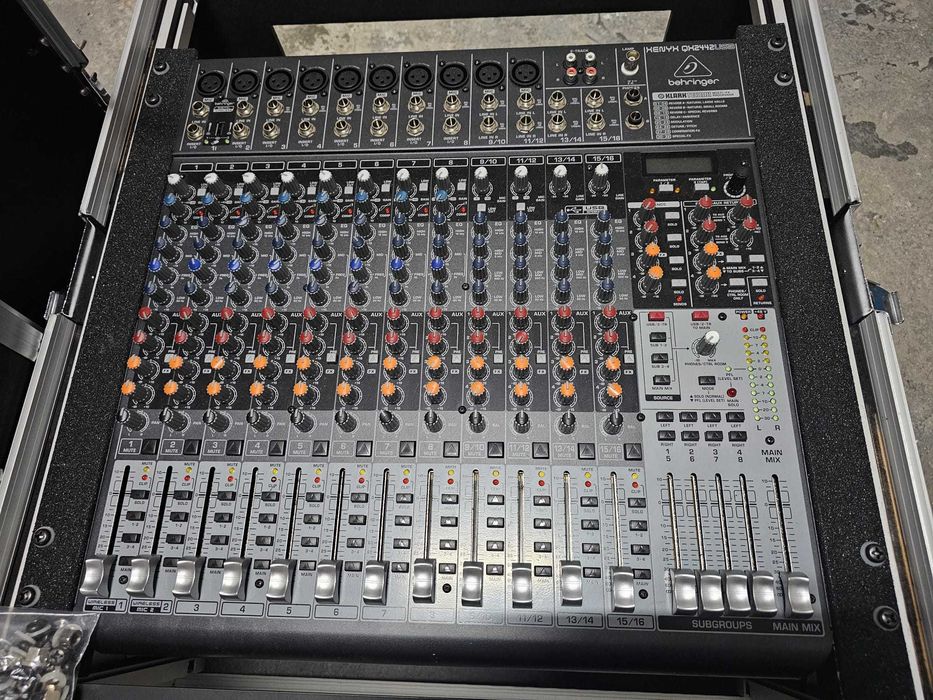Mesa de Mistura Behringer Xenyx QX2442USB