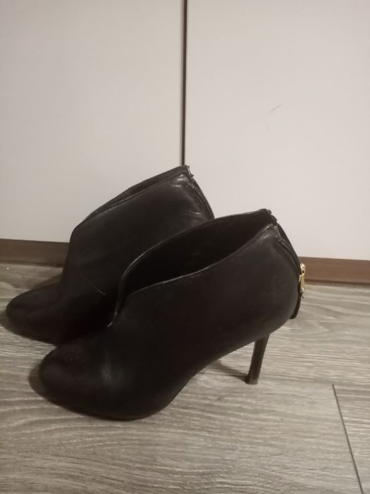 Botki na obcasie Guess