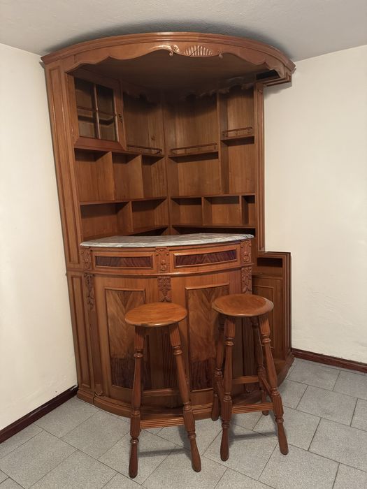 Bar de canto em madeira maciça com tampo em mármore + 2 bancos