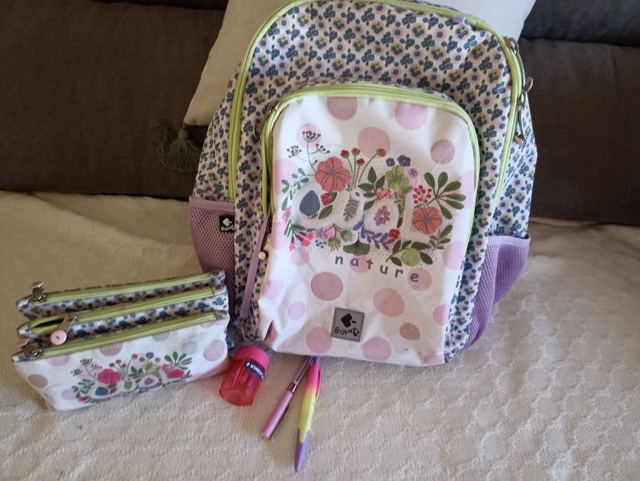 Conjunto composto por: mochila e estojo