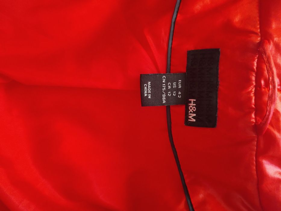 Продам курточку червону H/M